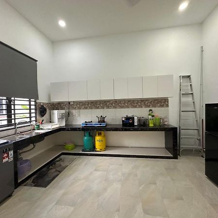Homestay Kemaman Fyna08 Semi-D, 4 Bedrooms Dekat Pantai Kijal Exterior photo