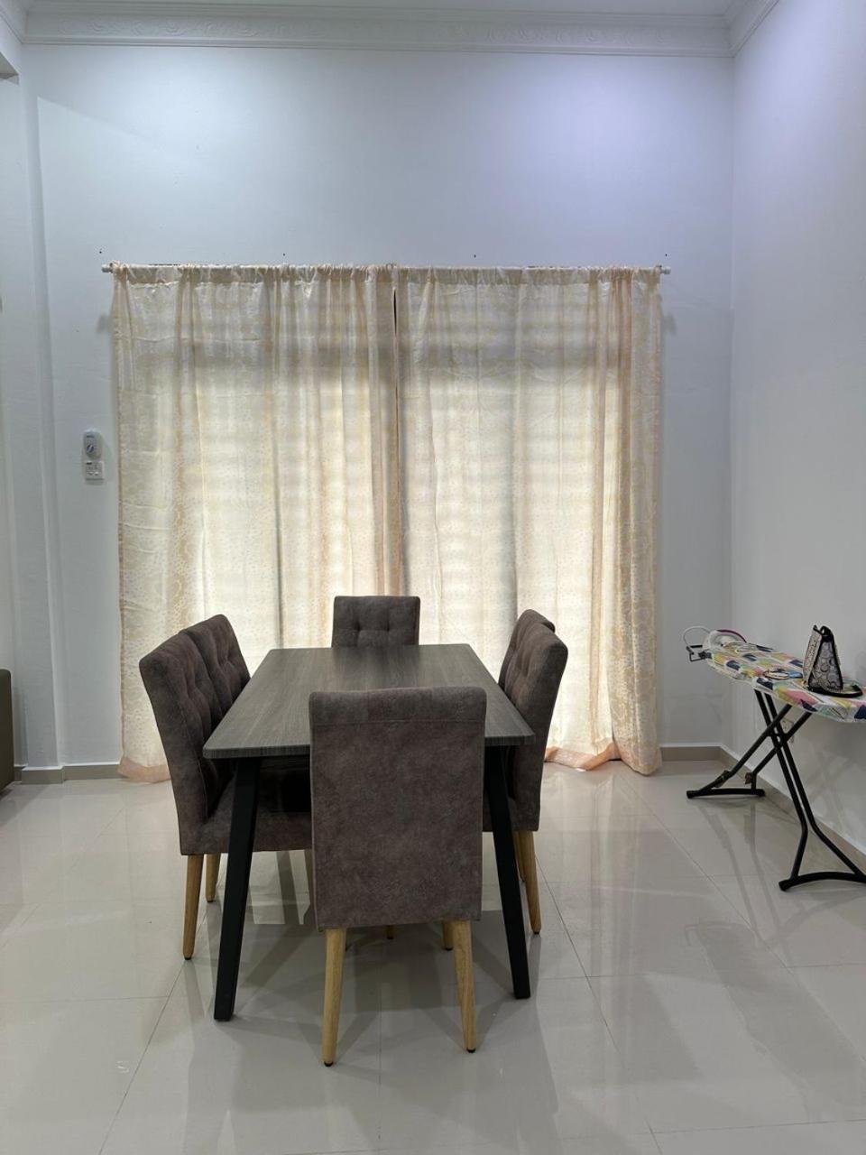 Homestay Kemaman Fyna08 Semi-D, 4 Bedrooms Dekat Pantai Kijal Exterior photo