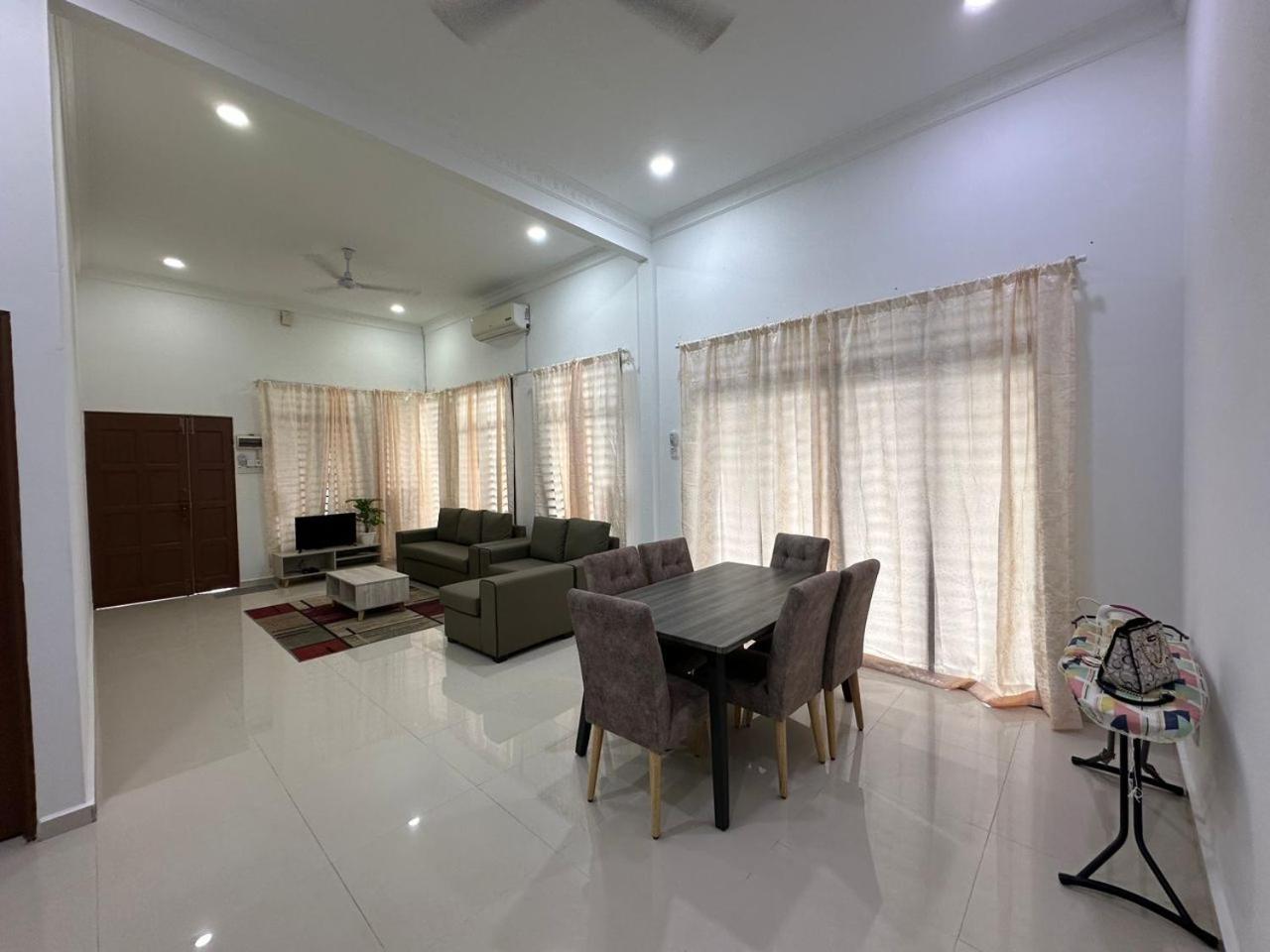 Homestay Kemaman Fyna08 Semi-D, 4 Bedrooms Dekat Pantai Kijal Exterior photo