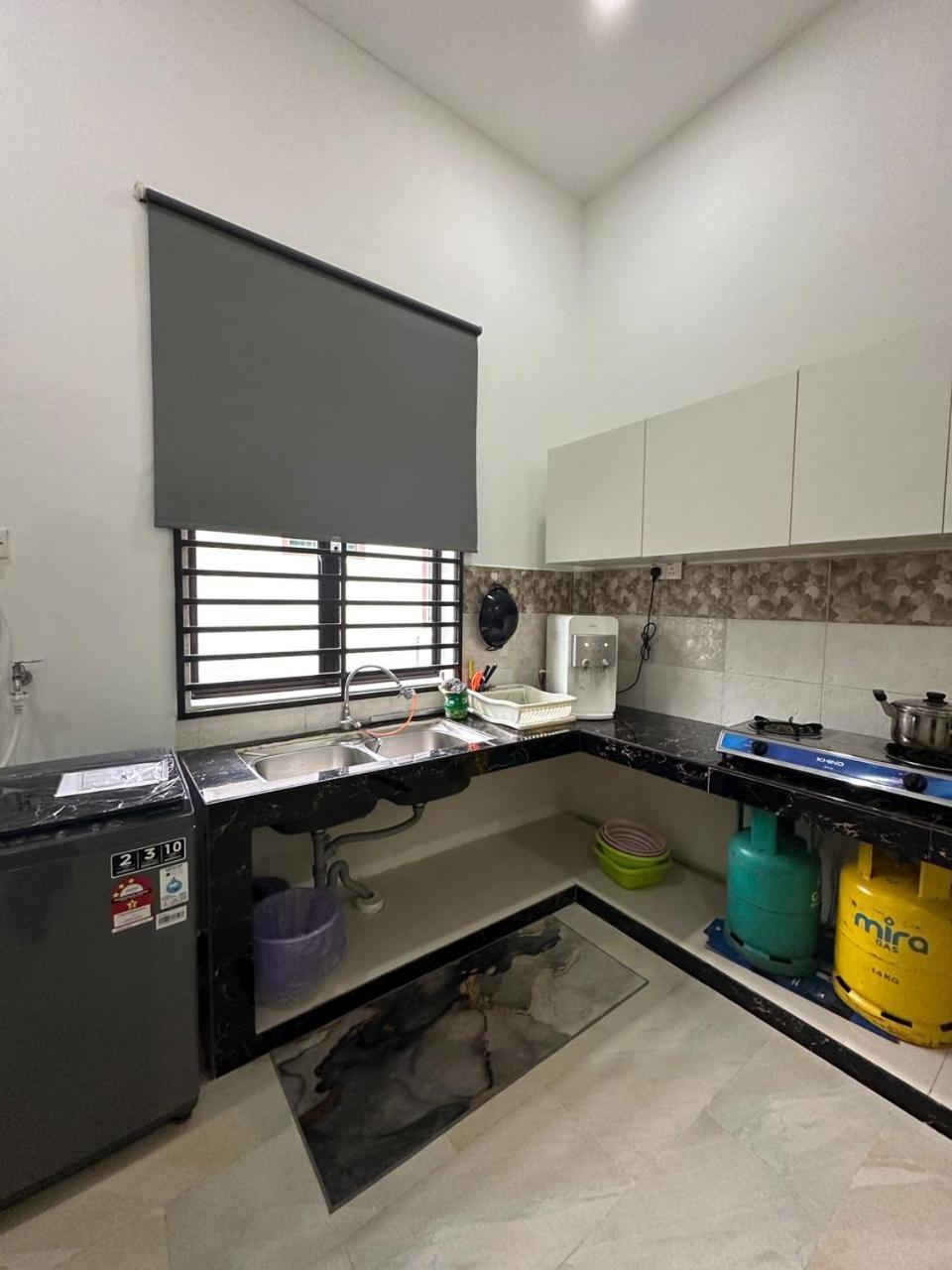 Homestay Kemaman Fyna08 Semi-D, 4 Bedrooms Dekat Pantai Kijal Exterior photo
